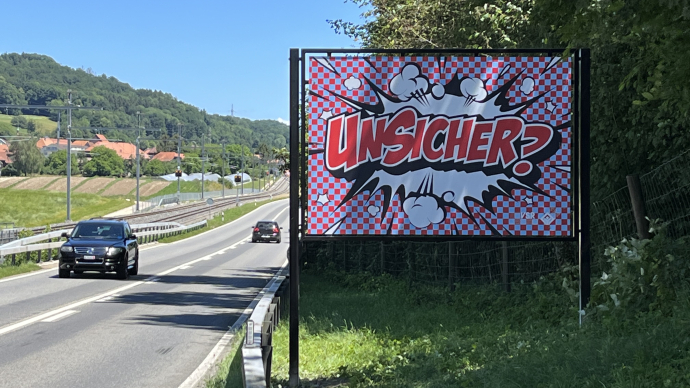 Plakatwand des FVS mit Sujettafel aus Dibond an einer Kantonsstrasse